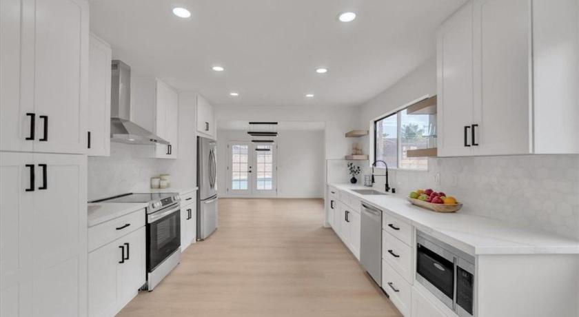 라스베이거스 / 라스베가스 (NV) 4 bedroom Luxuriously Furnished Modern Mansion With Pool, Spa, and Patio 4성급 숙소 레스토랑