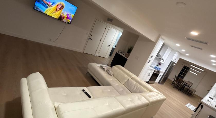 라스베이거스 / 라스베가스 (NV) 4 bedroom Luxuriously Furnished Modern Mansion With Pool, Spa, and Patio 4성급 숙소 로비