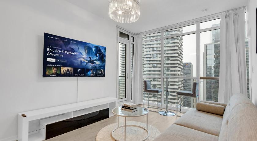 Luxe 3-Bedroom Lakeview Condo, Free parking ,Walk to CN Tower, Scotiabank Arena & Rogers Centre