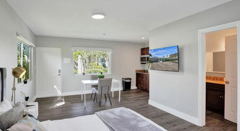 Pompano Beach (FL) Studio with Private Patio in Pompano w Kitchenette 2성급 숙소 수영장