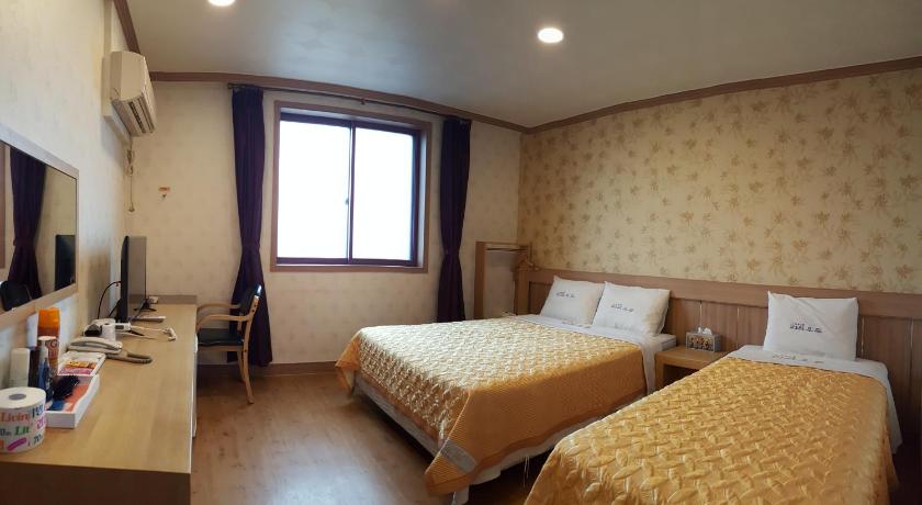 Image of Family Room 9