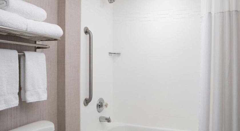 Image of King Studio with Sofa Bed and Adapted Tub - Mobility Accessible 6