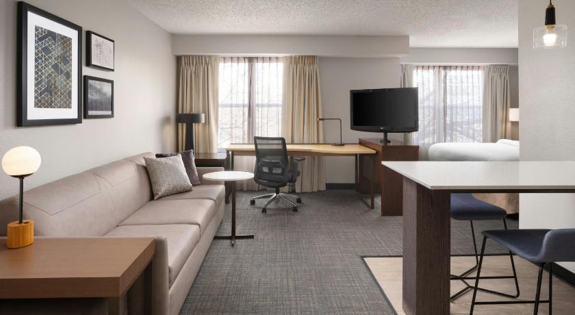 Image of King Studio with Sofa Bed and Adapted Tub - Mobility Accessible 0