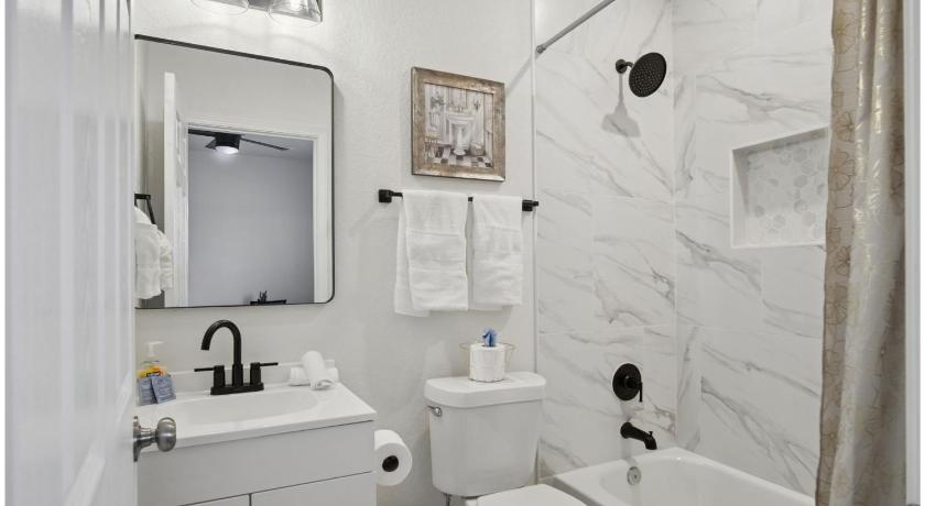 San Antonio Peaceful Stays with Easy Access to Downtown 4-Star Accommodation pool