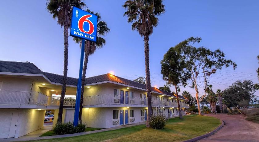 a white house with a blue sky and palm trees, Motel 6-San Diego, CA - North in San Diego (CA)