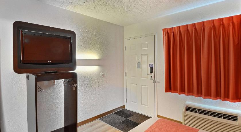 Motel 6-Tewksbury, MA - Boston