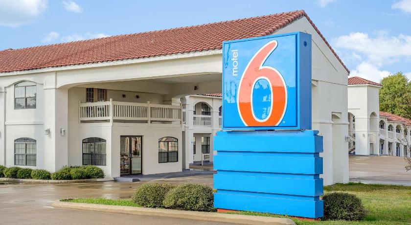 Motel 6 Canton