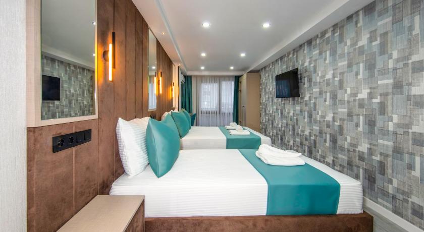 Image of Deluxe Triple Room 12