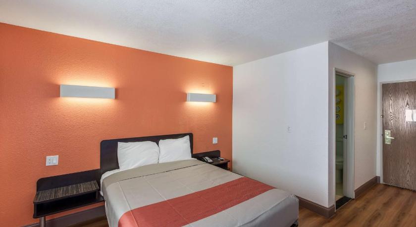 a bedroom with a bed and a dresser, Motel 6-Dallas, TX - South in Dallas (TX)