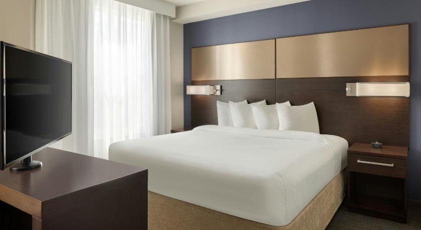 Image of Studio King Room with Sofa Bed and Roll-In Shower - Mobility/Hearing Accessible 0