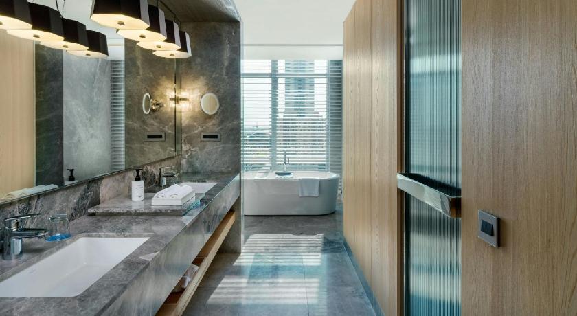 Image of Deluxe Room, Guest room, 1 King, City view 6