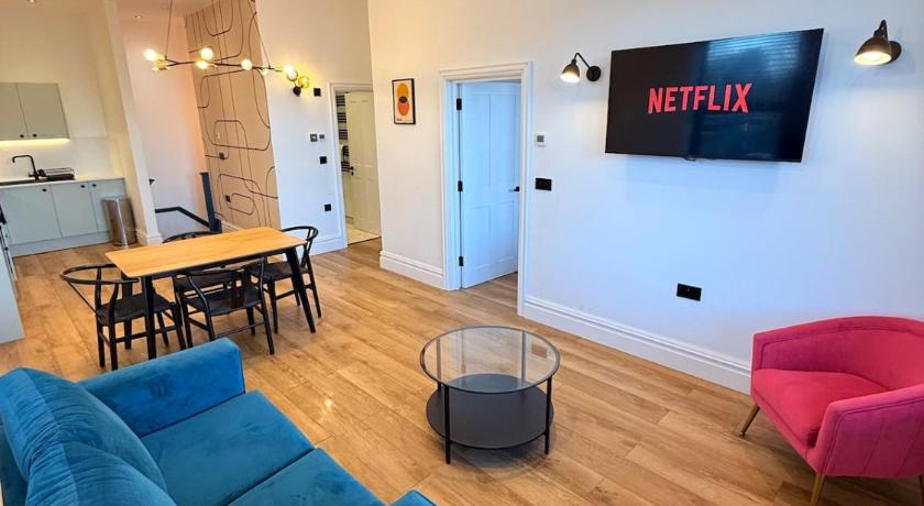 Central - Free parking- Sleeps 6 - Stylish Apt