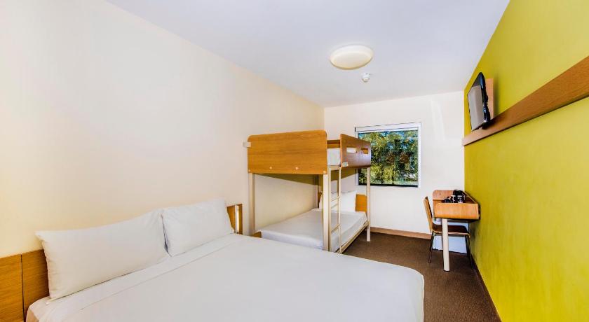 Image of Family Room with 1 Queen and Bunk Bed 1