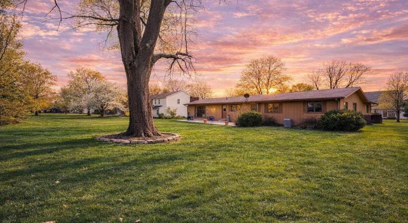 Greencastle (IN) Near Shopping & Dining- The South Bend Bungalow 4-Star Accommodation suite