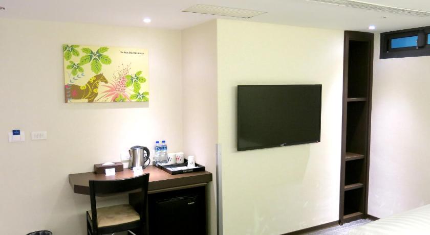 Image of Standard Queen Room without Window 3