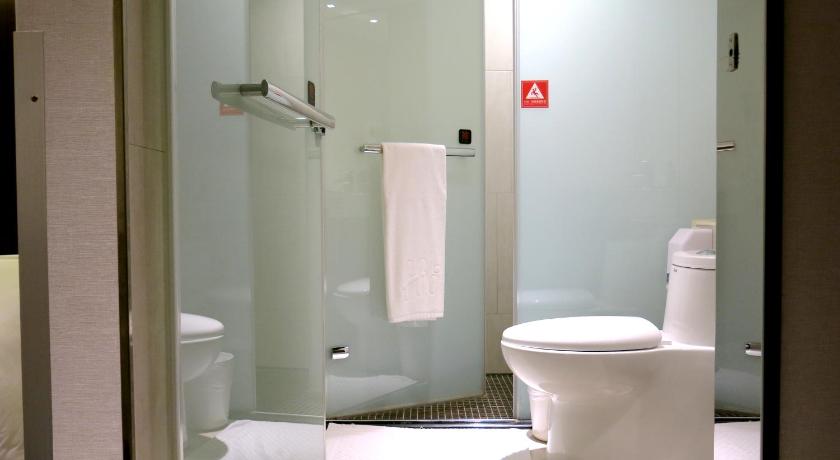Image of Standard Queen Room without Window 4