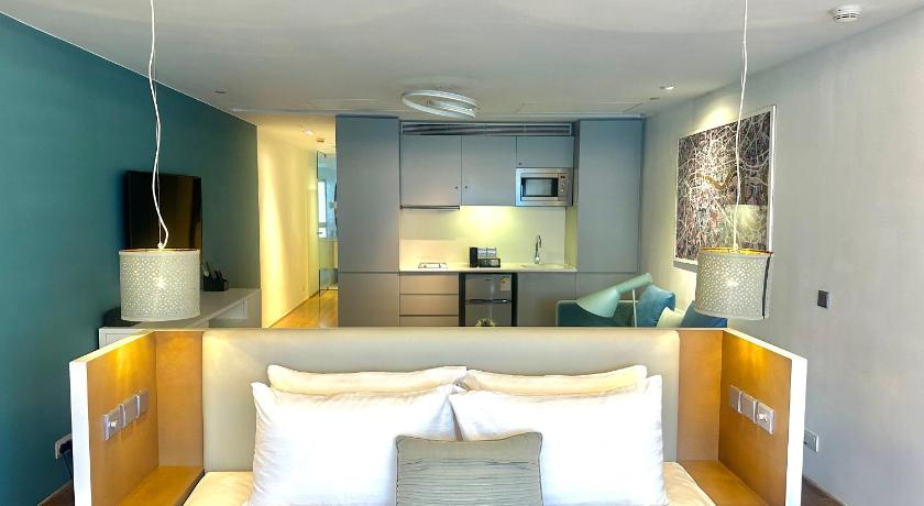 Image of Deluxe Harbour View Suite 17