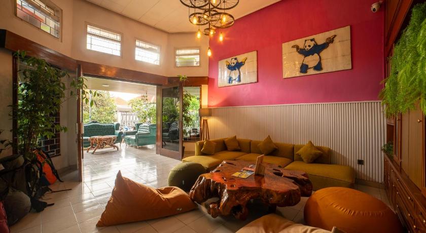 Snooze Hostel Malang - image 9
