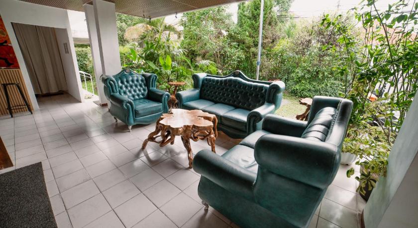 Snooze Hostel Malang - image 11