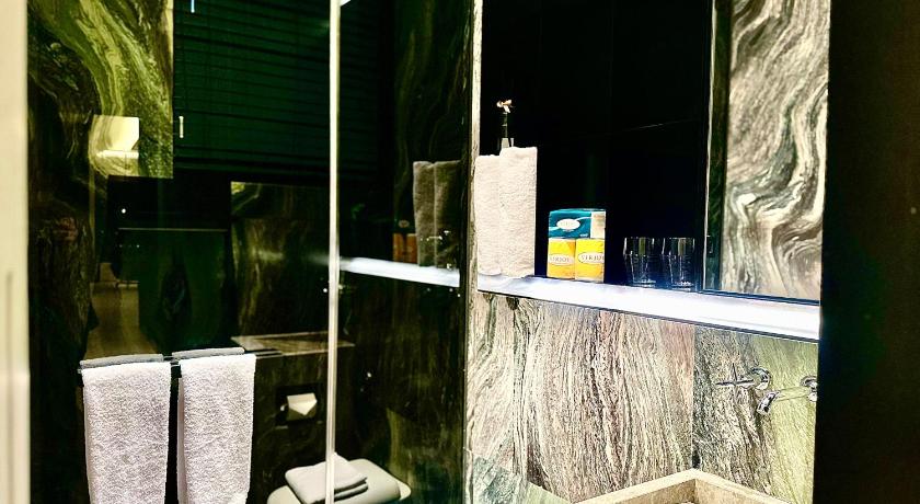 Image of Skyline Suite 2