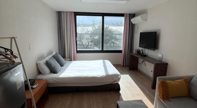 Jeju Living in Jeju Island 4-Star Accommodation pool