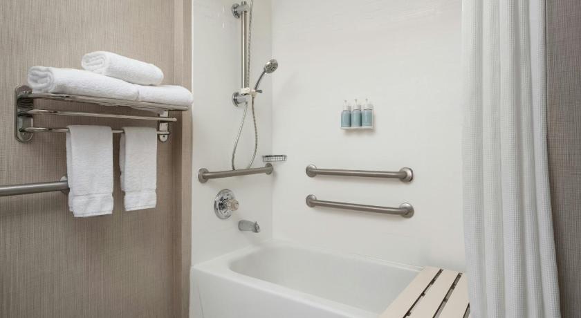 Image of King Studio with Sofa Bed and Adapted Tub - Mobility Accessible 4