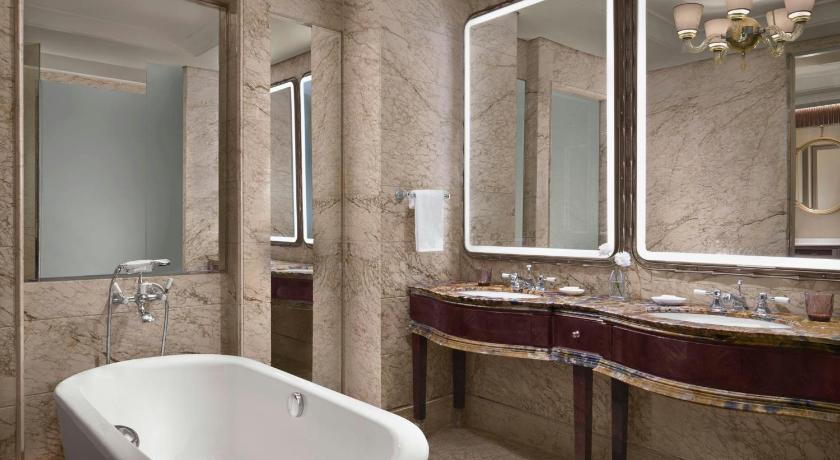 Image of Astor Grand Deluxe, Guest room, 1 King, Botanical Garden view 2
