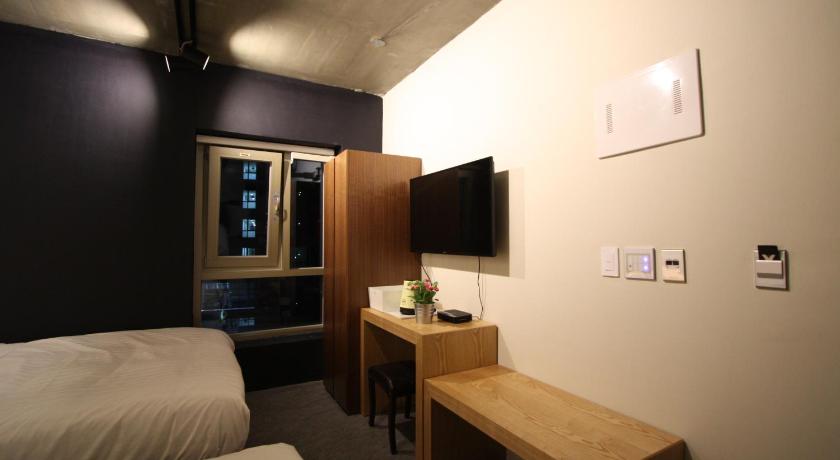 Image of Deluxe Twin 6