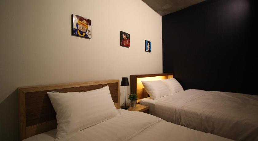 Image of Deluxe Twin 1