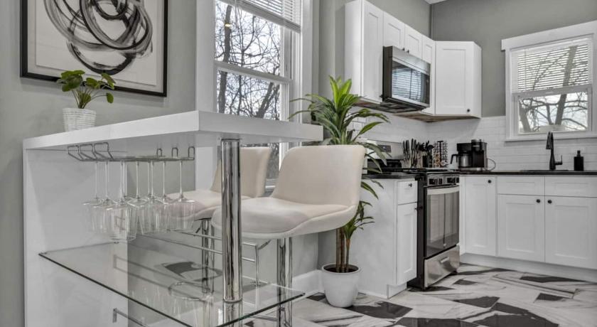 클리블랜드 (OH) Modern Luxury in Tremont - 6Bed 3bath Fee parking 4성급 숙소 레스토랑