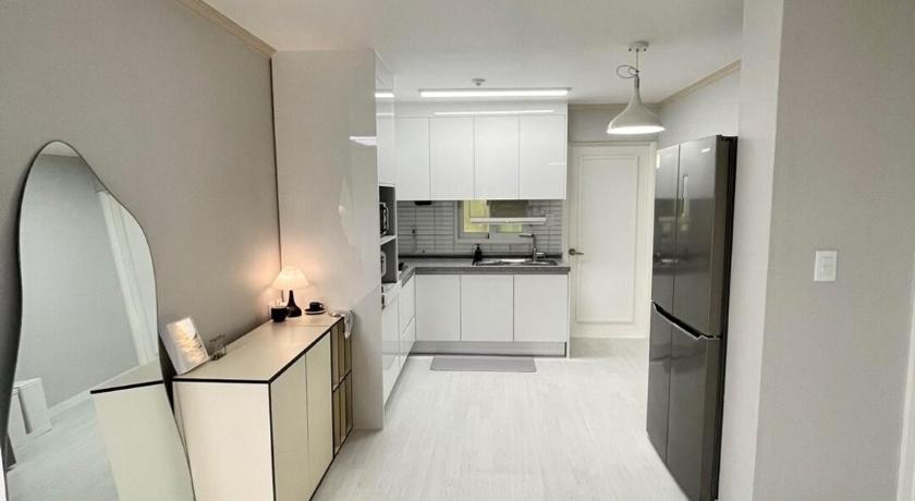 서울 Sindaebang Station 8 minutes on foot 20 minutes by subway from Hongdae to Gangnam 3 room 4 queen bed 3성급 숙소 로비