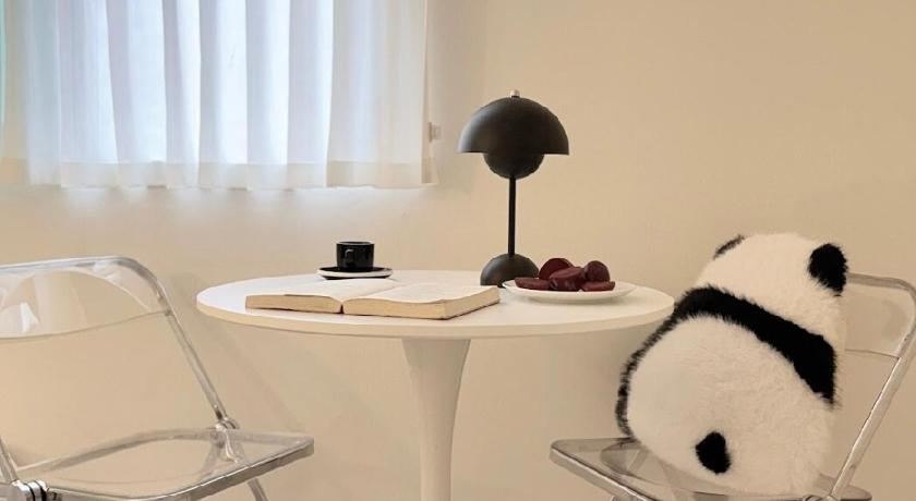 서울 Sindaebang Station 8 minutes on foot 20 minutes by subway from Hongdae to Gangnam 3 room 4 queen bed 3성급 숙소 스위트룸