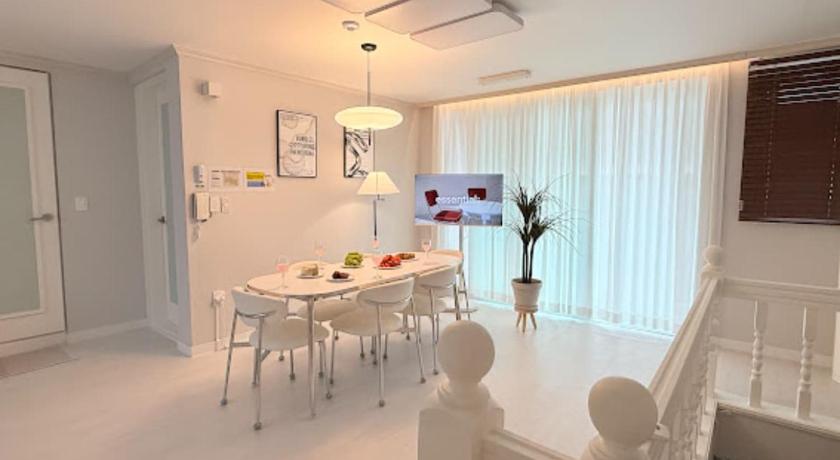 서울 Sindaebang Station 8 minutes on foot 20 minutes by subway from Hongdae to Gangnam 3 room 4 queen bed 3성급 숙소 객실