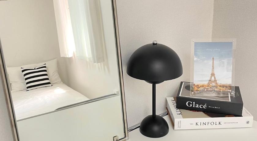 서울 Sindaebang Station 8 minutes on foot 20 minutes by subway from Hongdae to Gangnam 3 room 4 queen bed 3성급 숙소 외관