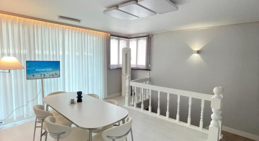 서울 Sindaebang Station 8 minutes on foot 20 minutes by subway from Hongdae to Gangnam 3 room 4 queen bed 3성급 숙소 외관