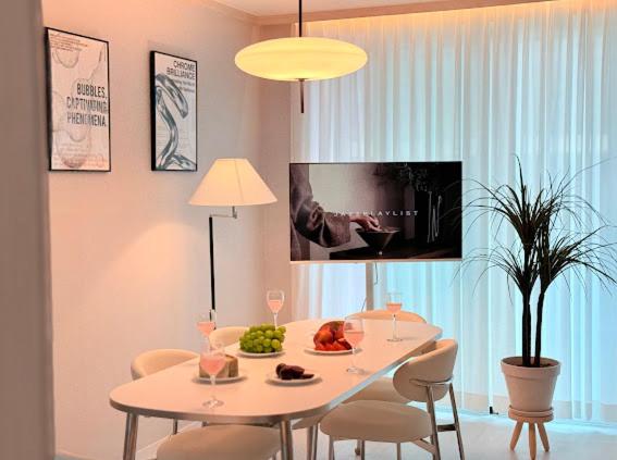 서울 Sindaebang Station 8 minutes on foot 20 minutes by subway from Hongdae to Gangnam 3 room 4 queen bed 3성급 숙소 레스토랑