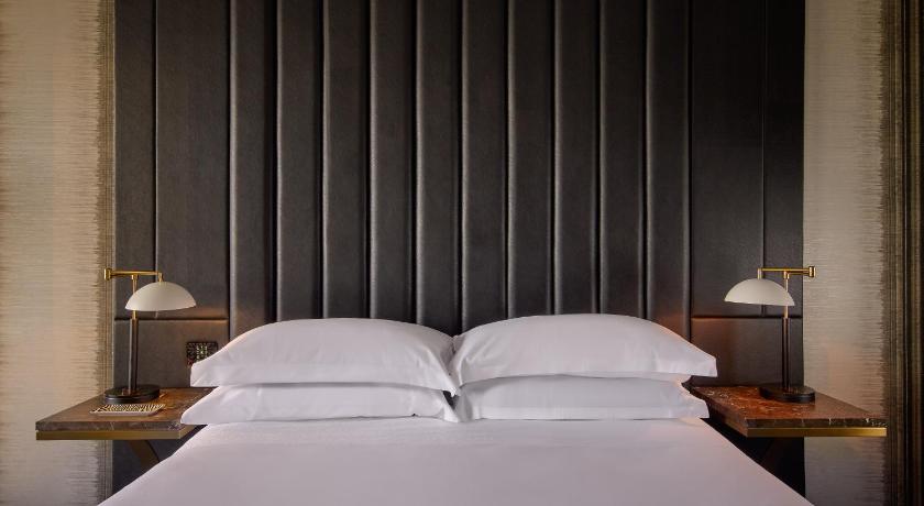 Imagen de Emporium Suite with Free Wifi 13