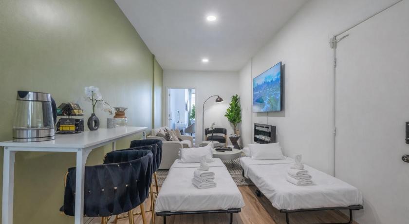Hoboken (NJ) City Escape with 2 Baths, 10 beds and We Pay Half Parking for 2 cars, NYC in 15 min 3-Star Accommodation lobby