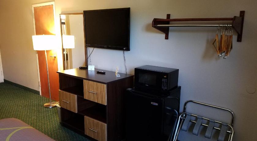 Super 8 By Wyndham Bentonville photo