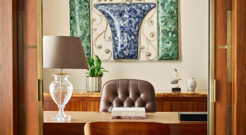Image of Diplomat Suite 7