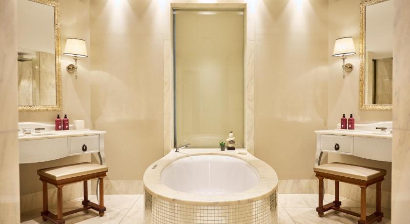Image of Diplomat Suite 9