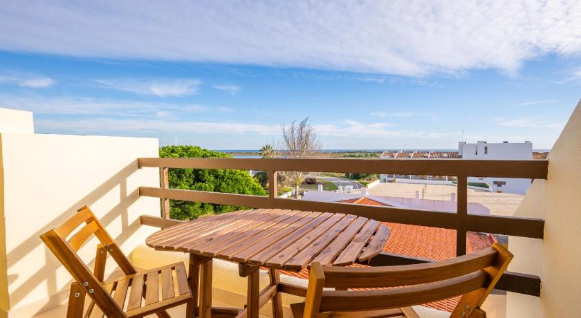 Golden Top Floor Ocean View Pools & Beach Access