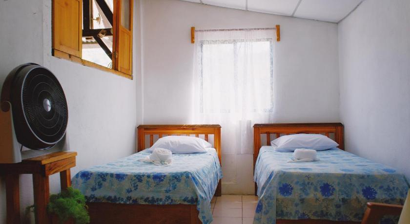 Imagen de Habitación Cuádruple Económica con baño compartido (Economy Quadruple Room with Shared Bathroom) 0