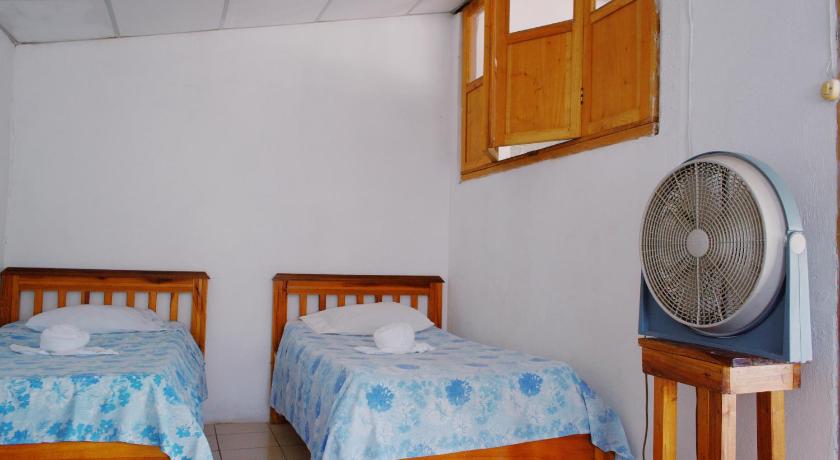 Imagen de Habitación Cuádruple Económica con baño compartido (Economy Quadruple Room with Shared Bathroom) 3