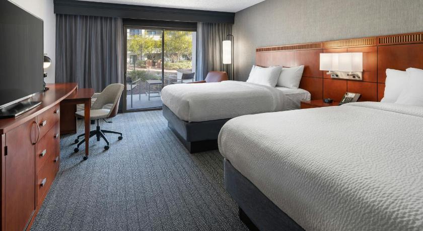 Image of 2 Queen Beds 0