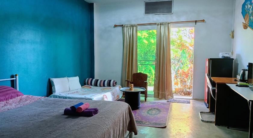 Image of King Studio with Sofa Bed 0
