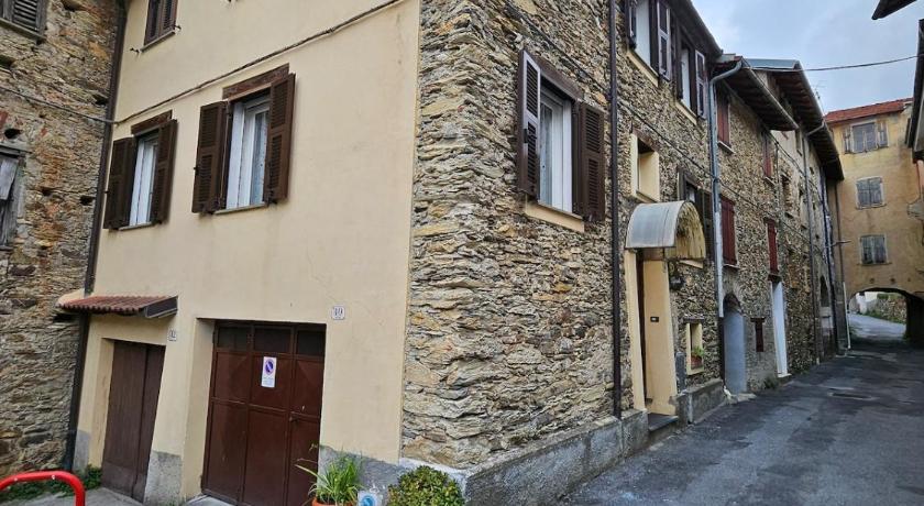 Il Girasole - Casa in pietra nel borgo di Ottano