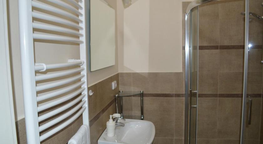 Image of Quadruple Room with Shared Kitchen 6