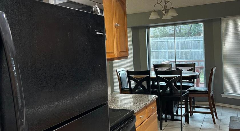 오클라호마 시티 (OK) Great Edmond home, near OKC with 3 beds, Wi-fi, cold AC, and central heat, fully fenced backyard 4성급 숙소 수영장