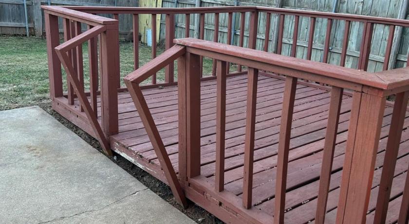 오클라호마 시티 (OK) Great Edmond home, near OKC with 3 beds, Wi-fi, cold AC, and central heat, fully fenced backyard 4성급 숙소 부대시설